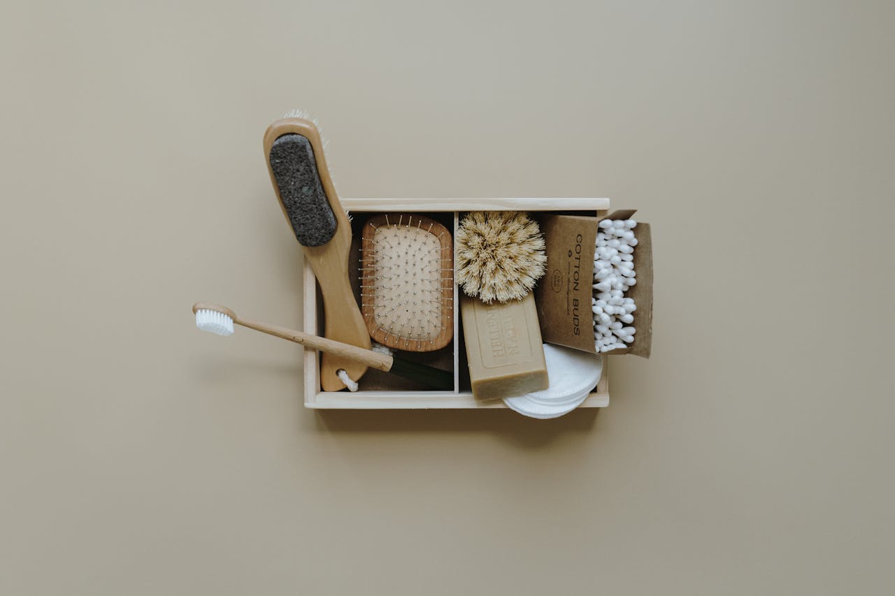 Sustainable bath essentials with wooden and natural materials for eco-friendly self-care.